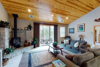 Image de Ideally-located home in Willow Cove area w/wood fireplace, WiFi, Ac - near lake