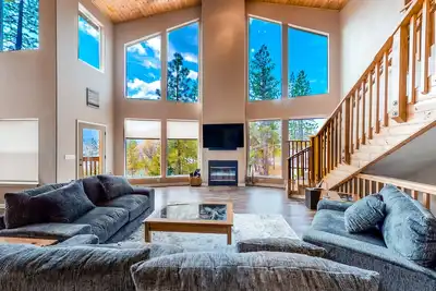 Image de Large luxury home with nearby boat slip, WiFi, balcony, private W/D, central Ac