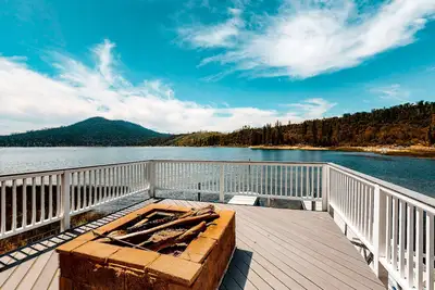 Image de Lakefront home with private dock, beach, amazing deck, water views & fast WiFi