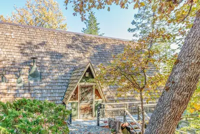 Image de Three-story home in Willow Cove with 2 decks & great views - walk to Bass Lake