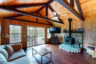 Image de Pines Village home with large back deck & WiFi - walk to Bass Lake beach & docks