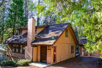Image de Cozy Bass Lake home in Willow Cove with fireplace, grill & deck