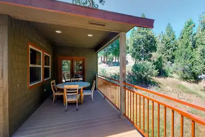 Image de Huge home with indoor basketball court, pool table, boat slip & patio
