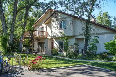 Image de Convenient home near Bass Lake & Yosemite w/shared pool, hot tub