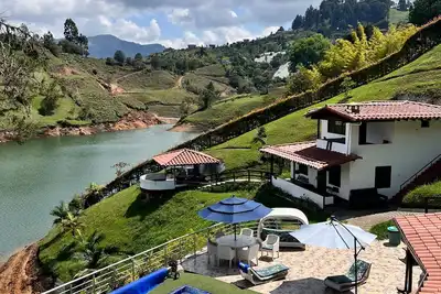 Image de beautiful & relaxing lake house!