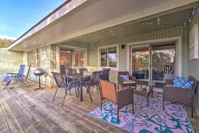 Image de 'Sound of the Sea' Oak Island Condo w/ Pools!