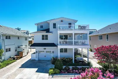 Image de Make Memories In This Renovated Beach Block Five Bedroom Home With Heated Pool And A Peek Of The.