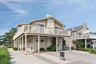 Image de Just 2nd house from beach yet walk to town shops