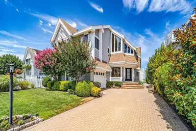 Image de Elegant 2 story home with amazing bay views