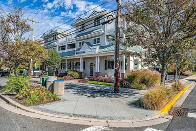 Image de Perfect location in center of Avalon!