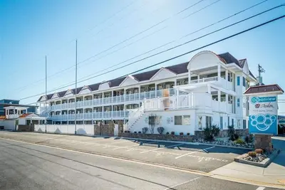 Image de Adorable Beachblock Poolside Condo