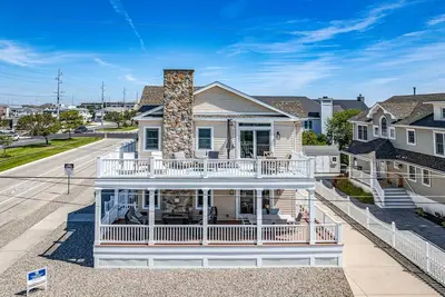 Image de Beautiful 6 bedroom home a short walk to beach
