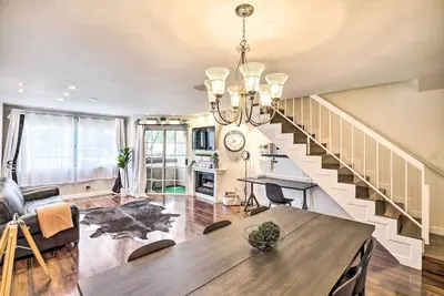 Image de Bright Burbank Condo < 2 Mi to Griffith Park!