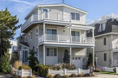 Image de Gorgeous beach block single family home with fantastic views of the ocean.