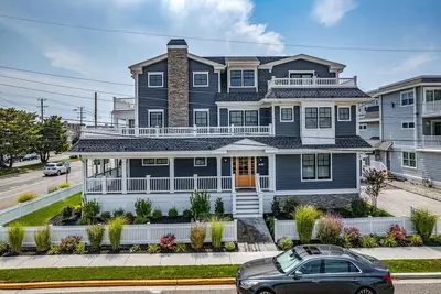 Image de One of a kind 7 bedroom Luxury home with Pool