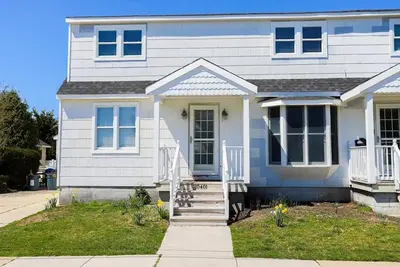 Image de Updated unit, short walk to town, across from bay