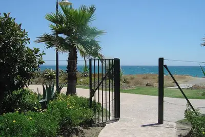 Image de Appartement \"Cool Breeze on the Beach\", avec vue sur la mer, piscine et Wi-Fi.
