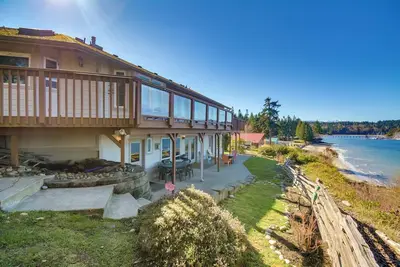 Image de Waterfront Pnw Escape w\/ Deck & Beach Access!