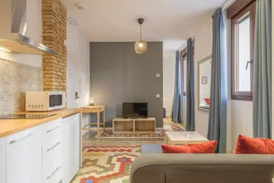 Image de Apt. with Antique Floor  lots of Sun Light