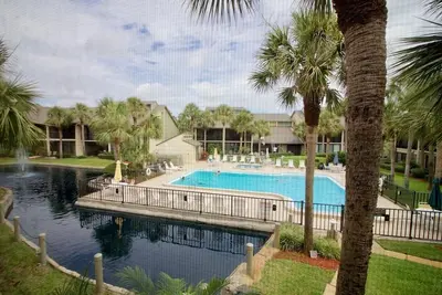 Image de Beautifully upgraded Gold-rated unit, where style meets comfort.