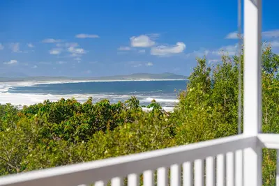 Image de Minimalist, coastal retreat in the peaceful nooks of Crescent Head
