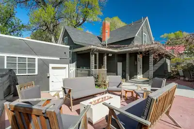 Image de 3br, Custom Build with Firepit, Downtown Nearby!