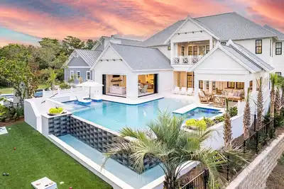 Image de Resort Like Paradise, Steps from Beach! Vrbo's 2024 Vacation Rental Of The Year!