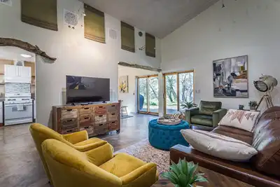 Image de Ping pong, fire pit, record player, & more! Sleeps 8