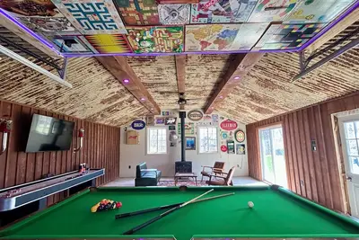 Image de Unwind & Play: Hot Tub & Game Room Cottage, Steps from Charming town of Buckhorn!