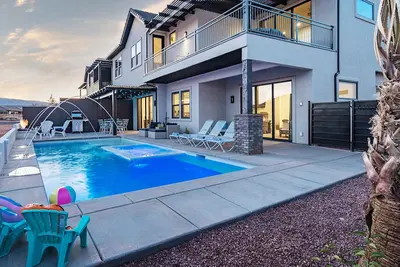 Image de O-52| Aloha Poolhouse! Pool & Hot Tub * Fire Pit * 2 Fam Rms * Patio Dining