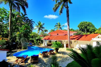 Exclusive Luxury Getaway: 6 Brm Tropical Villa, Just 5 Minutes from Beaches