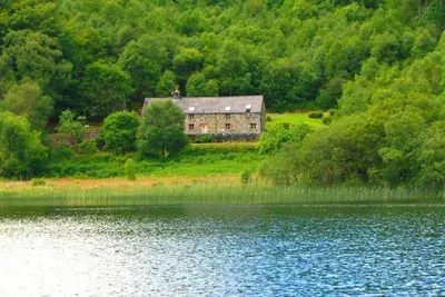 Luxury Cottage nestled in the hills of Snowdonia. Lakefront views and full Sky Tv