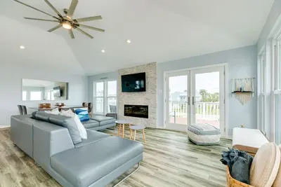 Private Beachside Home, Perfect for Families, Updated Interior & Near Beach