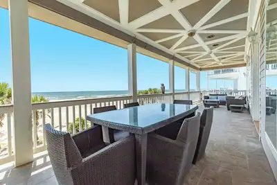 Beachfront Luxury! Huge Patio & Deck, Dog Friendly & Fenced, Stunning Gulf Views