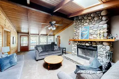Image de Updated, tree-lined home with private hot tub, firepit, stone fireplace & WiFi