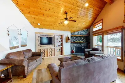 Image de Luxe lakefront home with private dock, 3 decks overlooking the lake & pool table