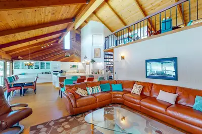Image de Lakefront home w/recreation room, hot tub, central Ac, WiFi, private dock, & W/D