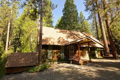 Image de Classic cabin in Willow Cove with boat slip & deck