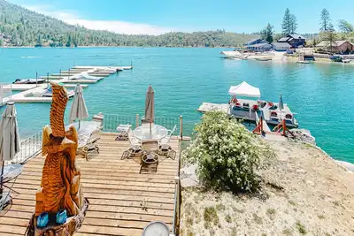 Image de Lakefront home with boat dock, lake access, WiFi, private washer/dryer, & deck
