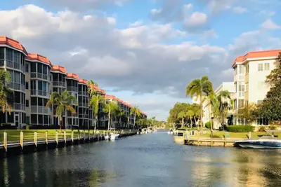 Image de Siesta Harbor Waterfront Bottom Floor End Unit Condo