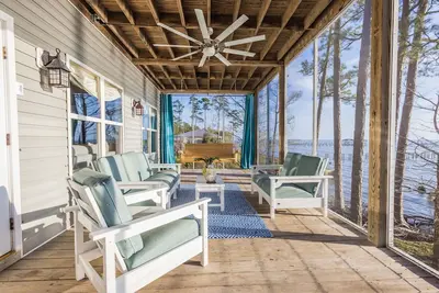 Image de Monet On The Bay I- Elevator, Hot Tub, Pier, Stunning 5 Star View! !