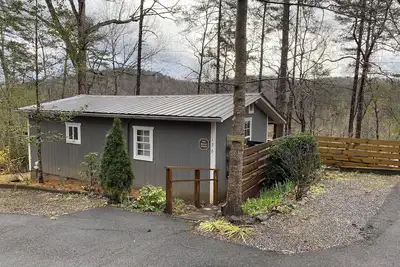 Image de Convenient Cottage- Hot Tub\/4 Minutes to Dahlonega\/Dog Friendly\/2-Bedrooms!