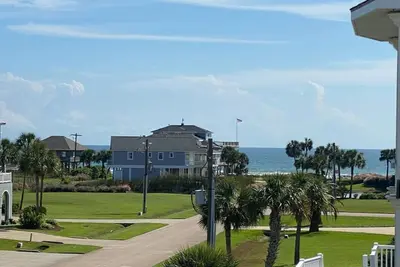 Beautiful family home, Gulf views, short walk to private neighborhood beach