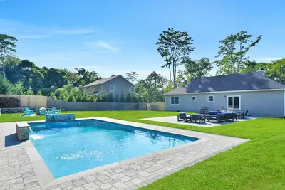 Image de Newly built ranch, beautifully landscaped with pool, large yard, patio, . . .