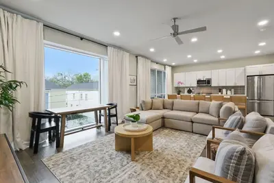 Image de New Luxury 2 Bedroom Condo with Pool & Balcony