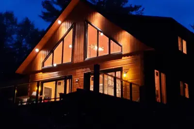 Image de Beautiful waterfront log home