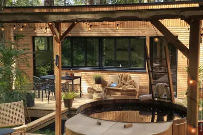 Image de Lodge sur pilotis en forĂŞt avec bain nordique privatif