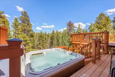 Image de Eco Cabin: Private Hot Tub & Breathtaking Views