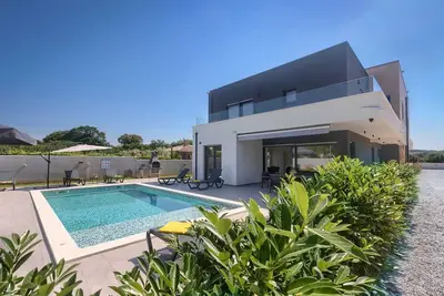 Luxury, modern, newly-built 4-Br villa with private pool, close to beaches