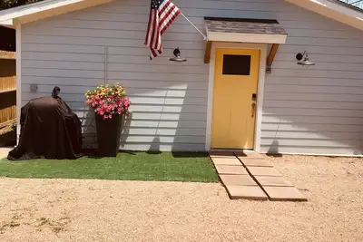 Hidden Gem \"Yellow Door Cabana\"